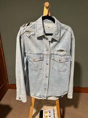 VEVERET Light Wash Heavily Distressed Denim Shirt Jacket